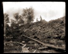 Un couple escalade des gravats