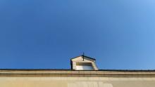 Ciel bleu et façade de maison